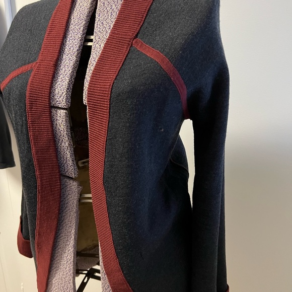 Lululemon Reversible Cardigan size 6 or 8? - Picture 6 of 6